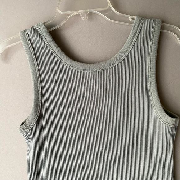 Uniqlo sz S ribbed tank top - Picture 8 of 8